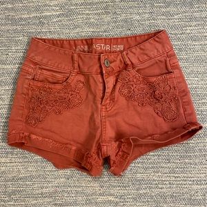 Mid-rise short shorts